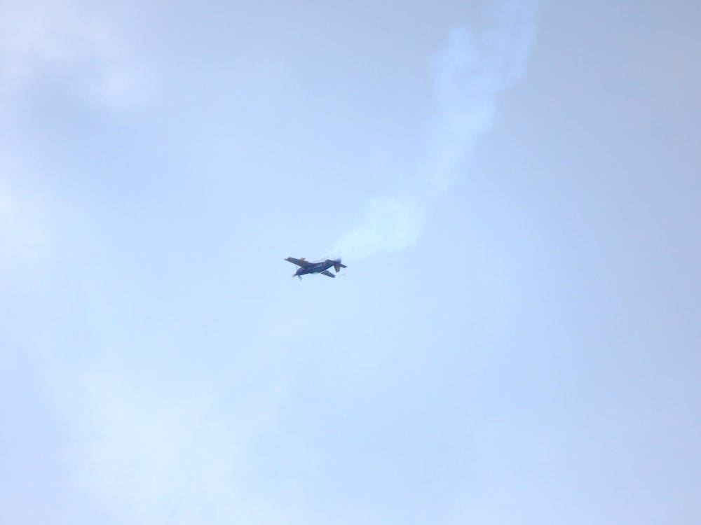 フライオーバー笠岡で飛ぶ室屋選手の機体
