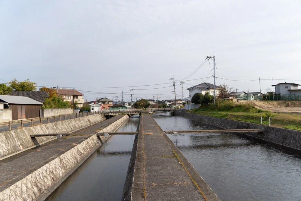 流れて行く用水