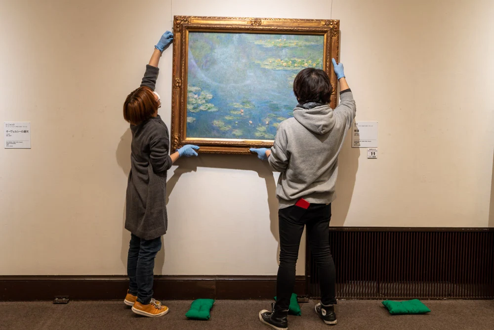 絵画を元の位置に戻す
