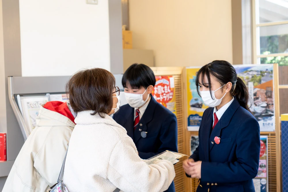 手紙を渡すようす2