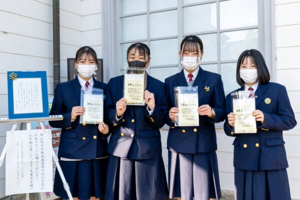 倉書 de おもてなし 〜 倉敷商業高等学校の生徒が、美観地区を訪れる観光客に感謝の手紙を手渡し
