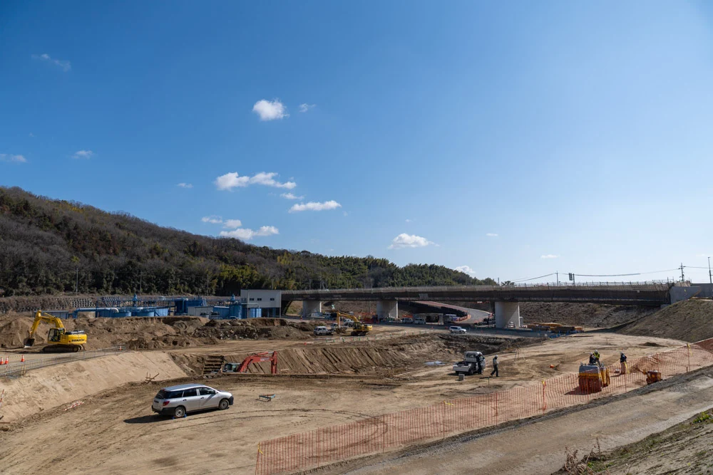 道路(堤防)の横に橋が建築中
