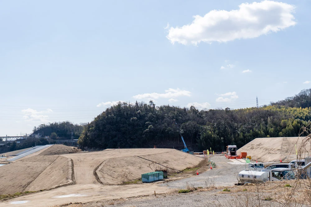 河川防災ステーションの設置予定地(写真右側の盛り土)。
平時は公園となるが、備蓄資材を保管するなど、緊急時は水防センターとなり陣頭指揮がとれる機能も有する予定とのこと