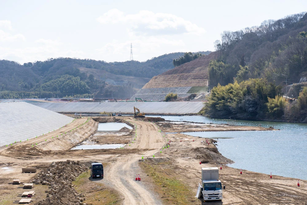 南山橋からは新たな堤防が建築中