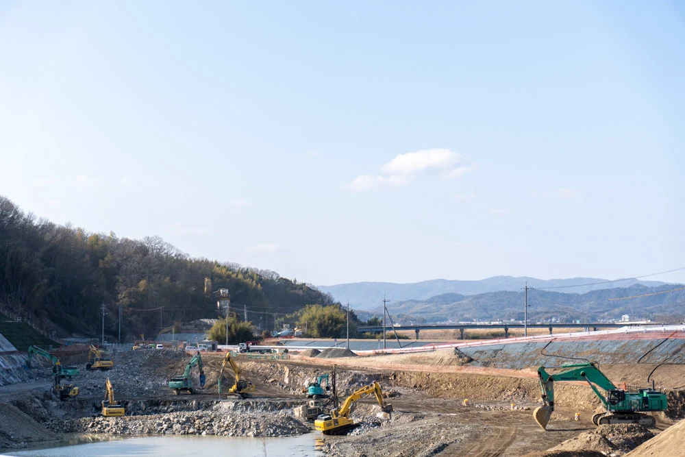 掘削された南山。ここが新たな小田川となる