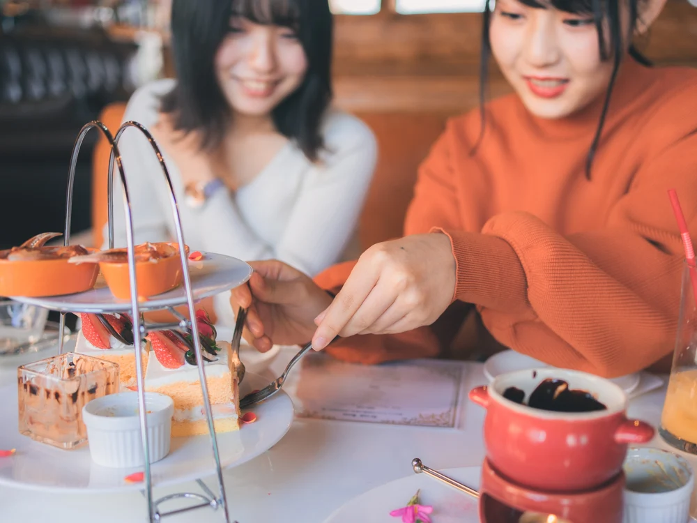 慎重にケーキを運ぶ
