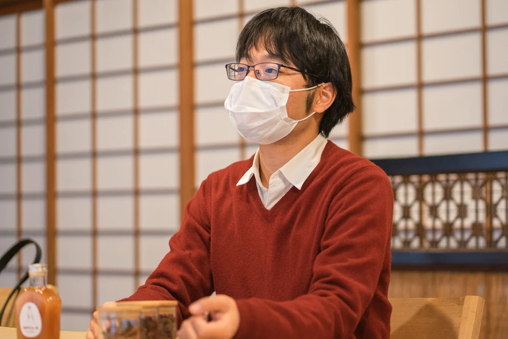 取材に応じる土屋さん1
