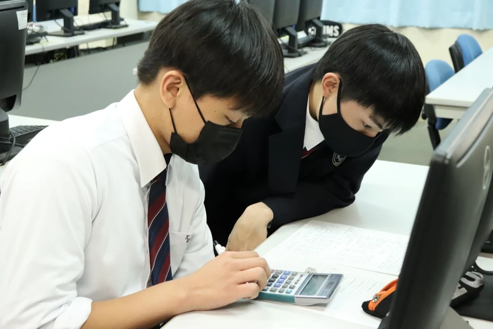 検定試験に向けた勉強をしている部員