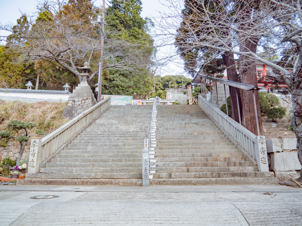 由加神社本宮:参道 厄除け石段