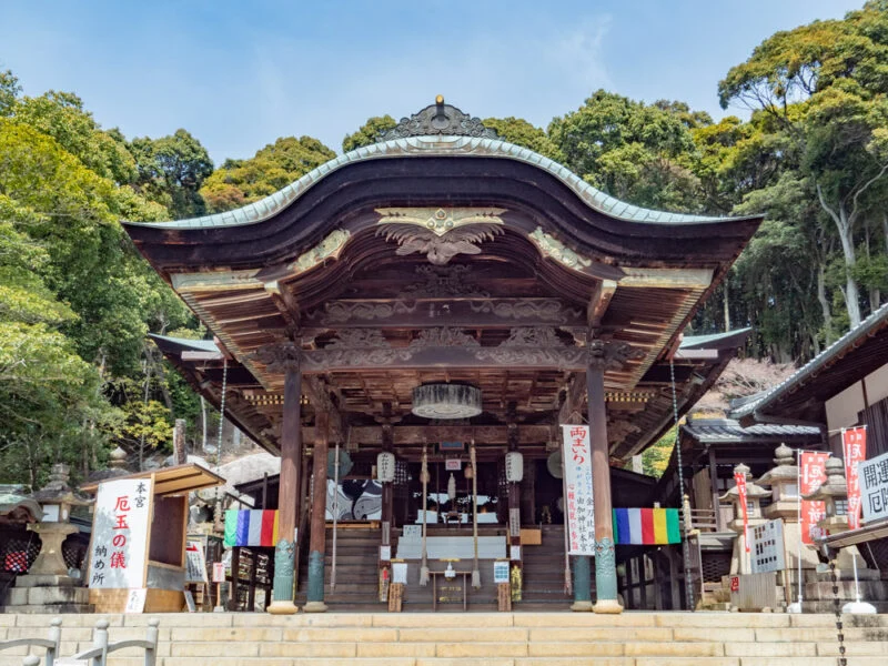 由加神社本宮 〜 由加山にある厄除けの総本山。金刀比羅宮との「両まいり」で知られる歴史ある神社