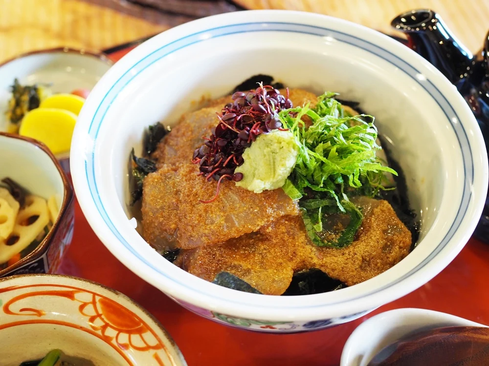 たれがしっかり染みた鯛。門外不出と聞くと余計レシピが気になります。