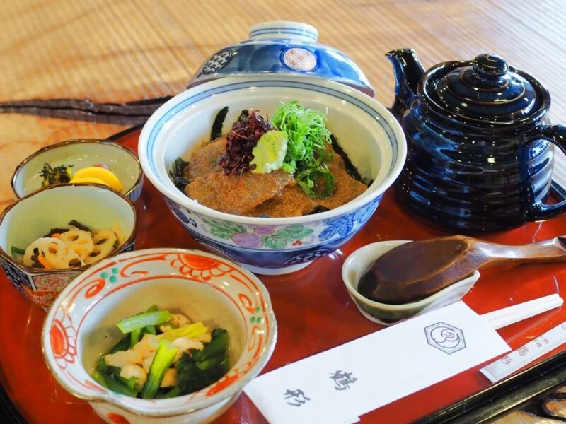 お食事処 鶴形 ～ 江戸中期に建てられた歴史を感じる建物で味わう和食