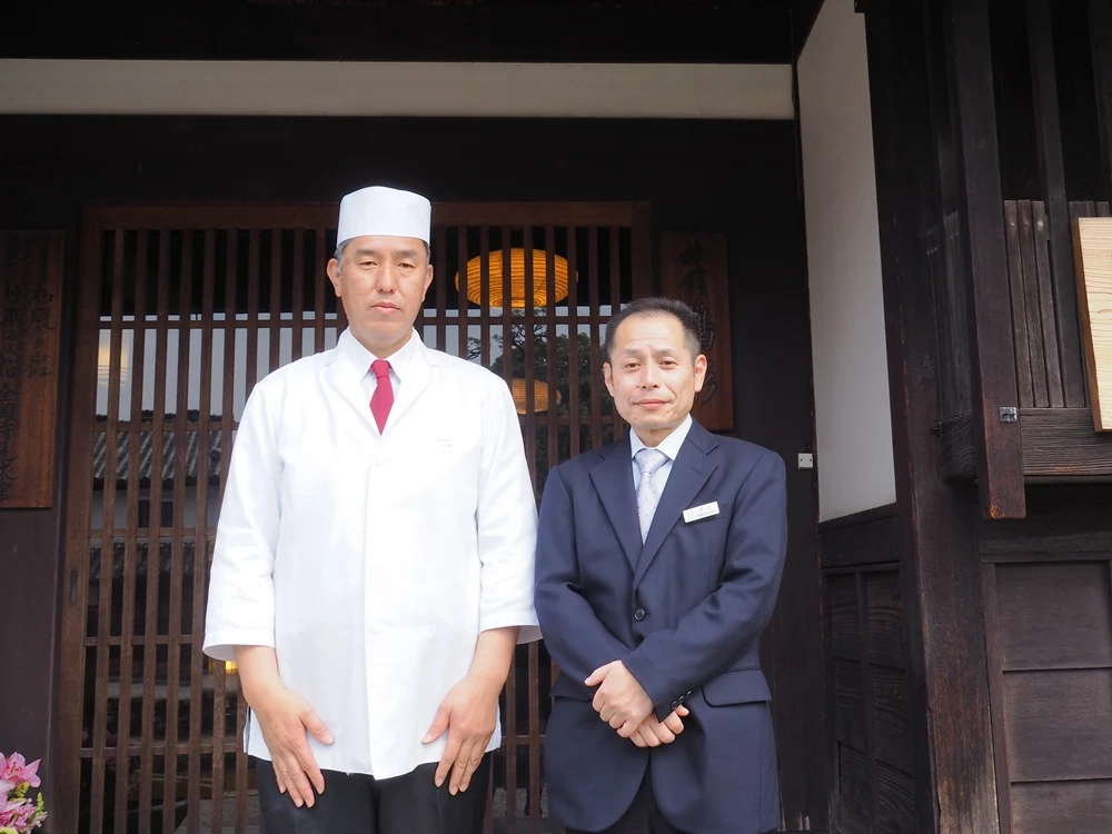 左:料理長の片岡さん、右:支配人の村上さん