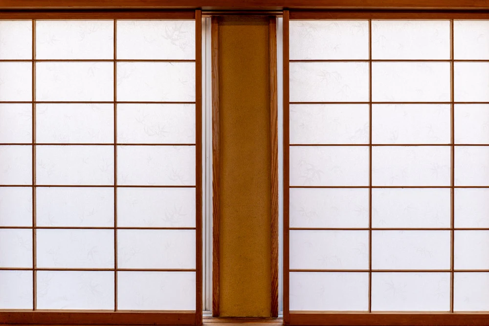 そとから見たときに、障子の境目が見えないように配慮されている