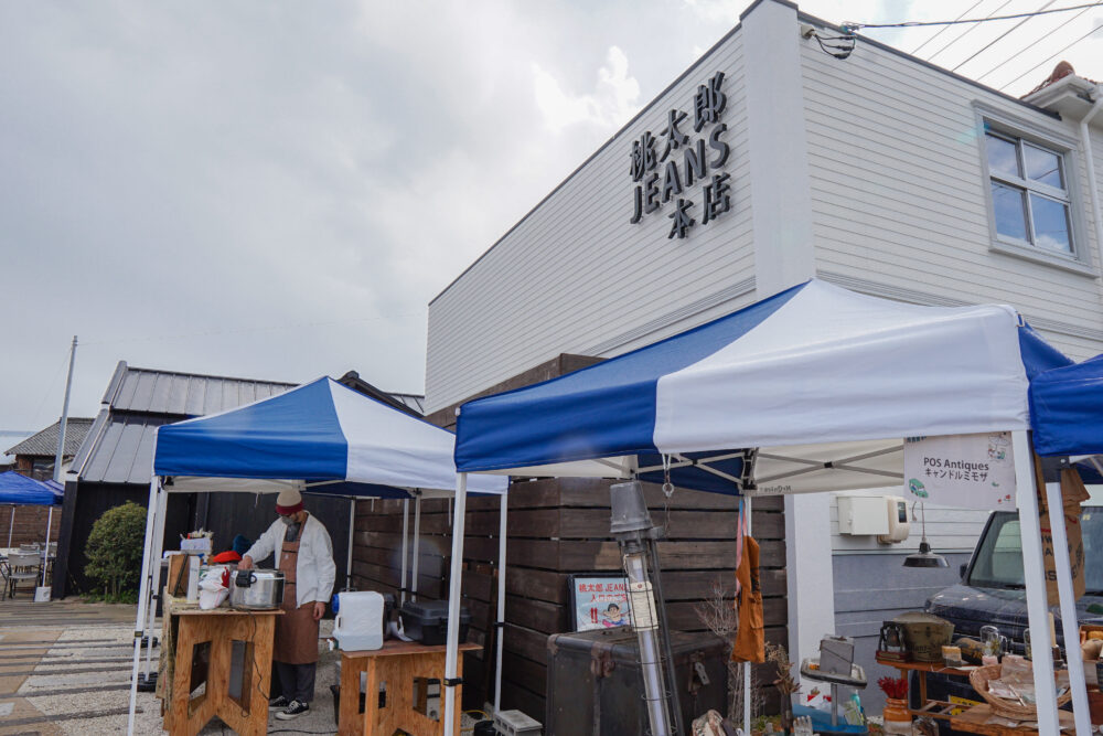 桃太郎ジーンズ児島味野本店の庭で開催されている晴庭マルシェ