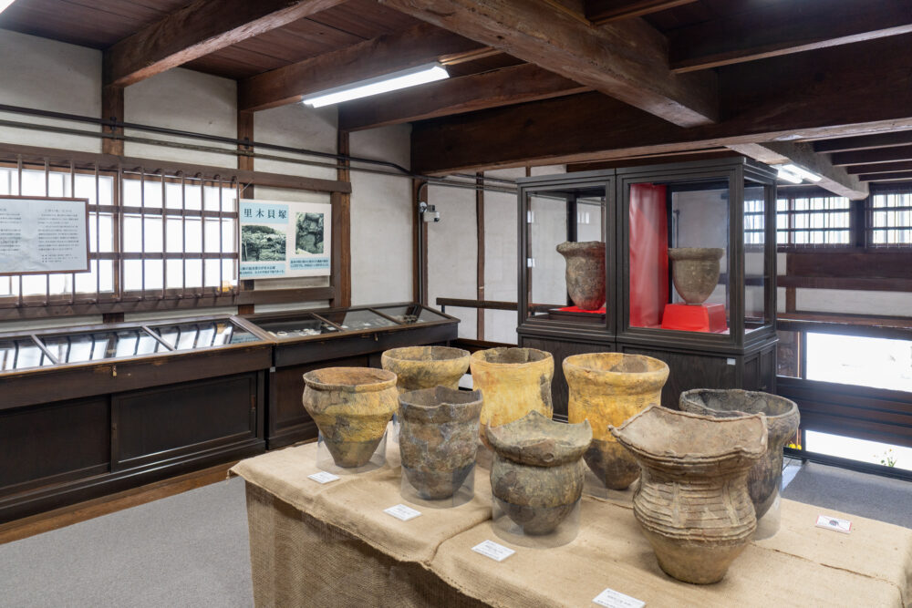 旧石器〜縄文時代の展示室のようす