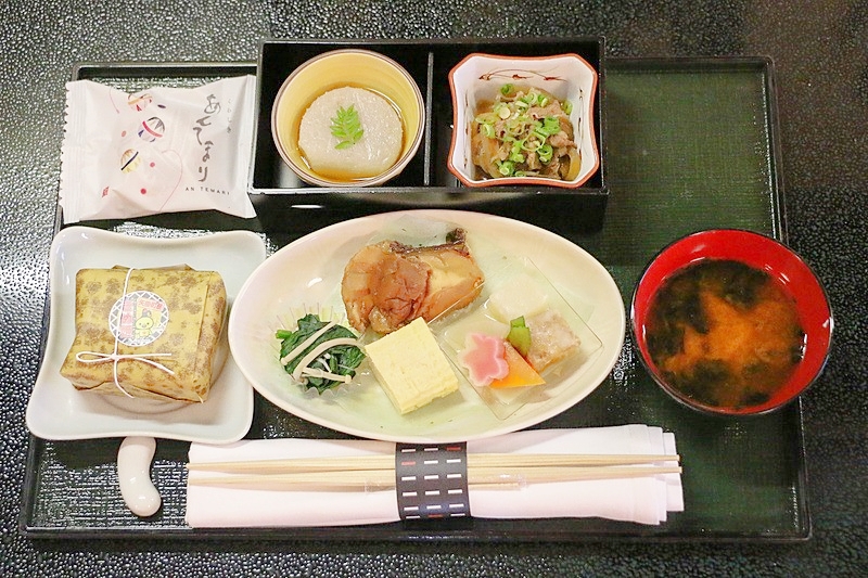 JALの国内線に採用された機内食(提供:鶴形)