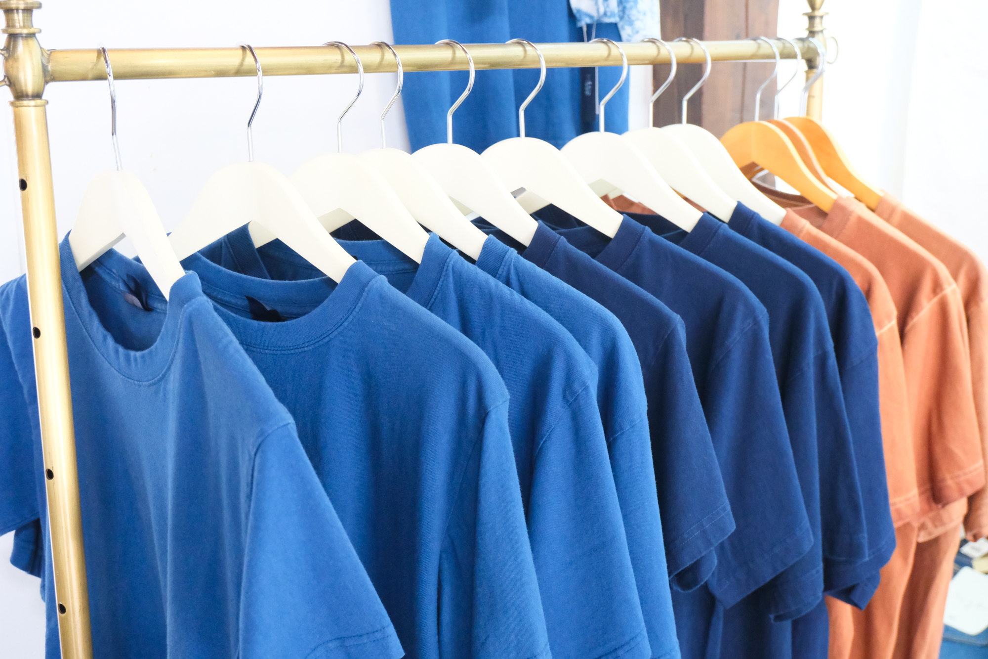 色鮮やかなTシャツ