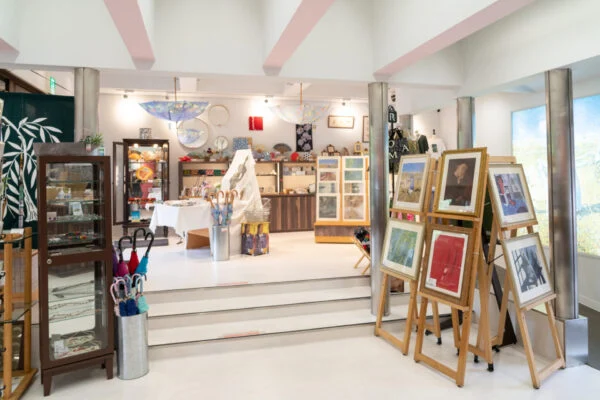大原美術館ミュージアムショップ ～ アートグッズが豊富なお店で、おしゃれな倉敷土産を
