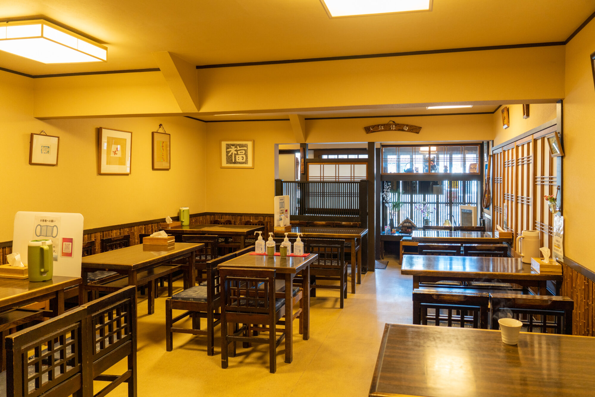 おおにしうどんの店内