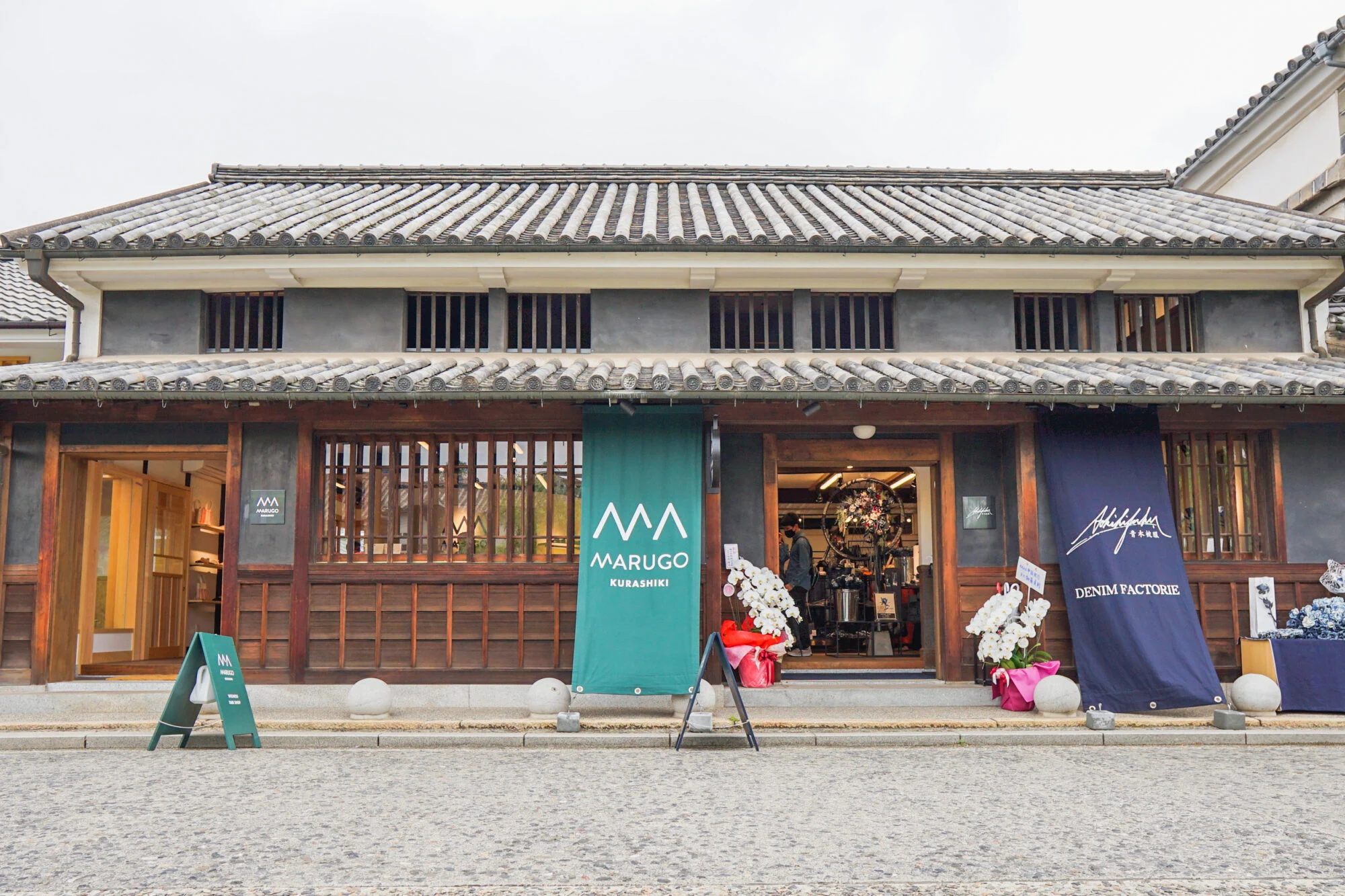 MARUGO KURASHIKIの外観、正面のようす