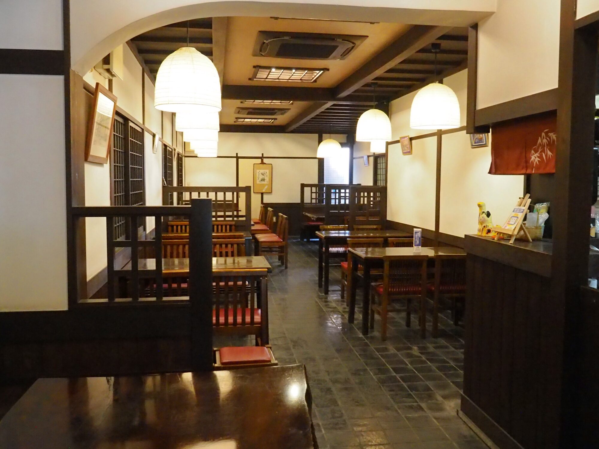 通路が一段と狭くなっている部分から奥が隣の店と別棟の構造に
