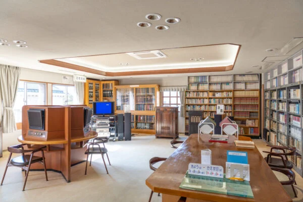 音楽図書室 〜 4,000枚のSPレコードと蓄音機でクラシック音楽が楽しめる。大原總一郎の「夢」が現代に息づく空間