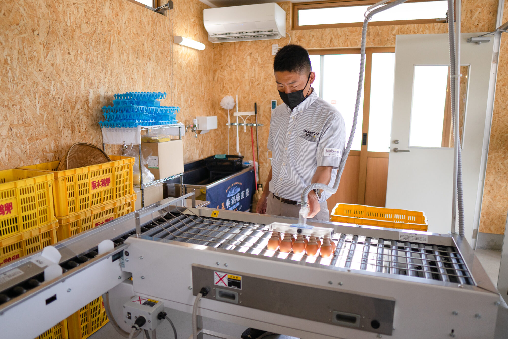 生産設備を動かす阪本さん