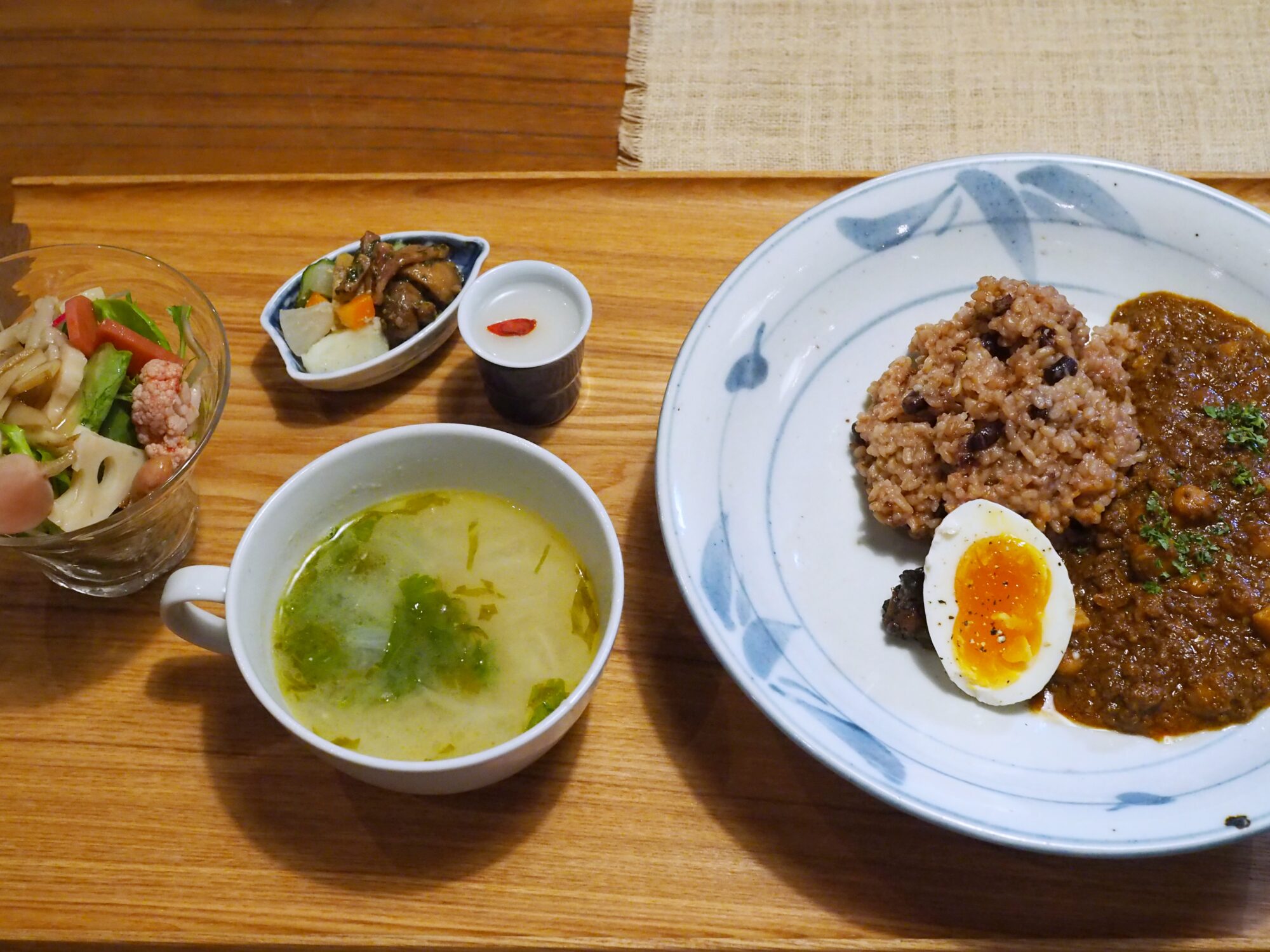 カレー、スープ、サラダ、副菜すべてに麹を使用。スープの右上は白麹甘酒です。