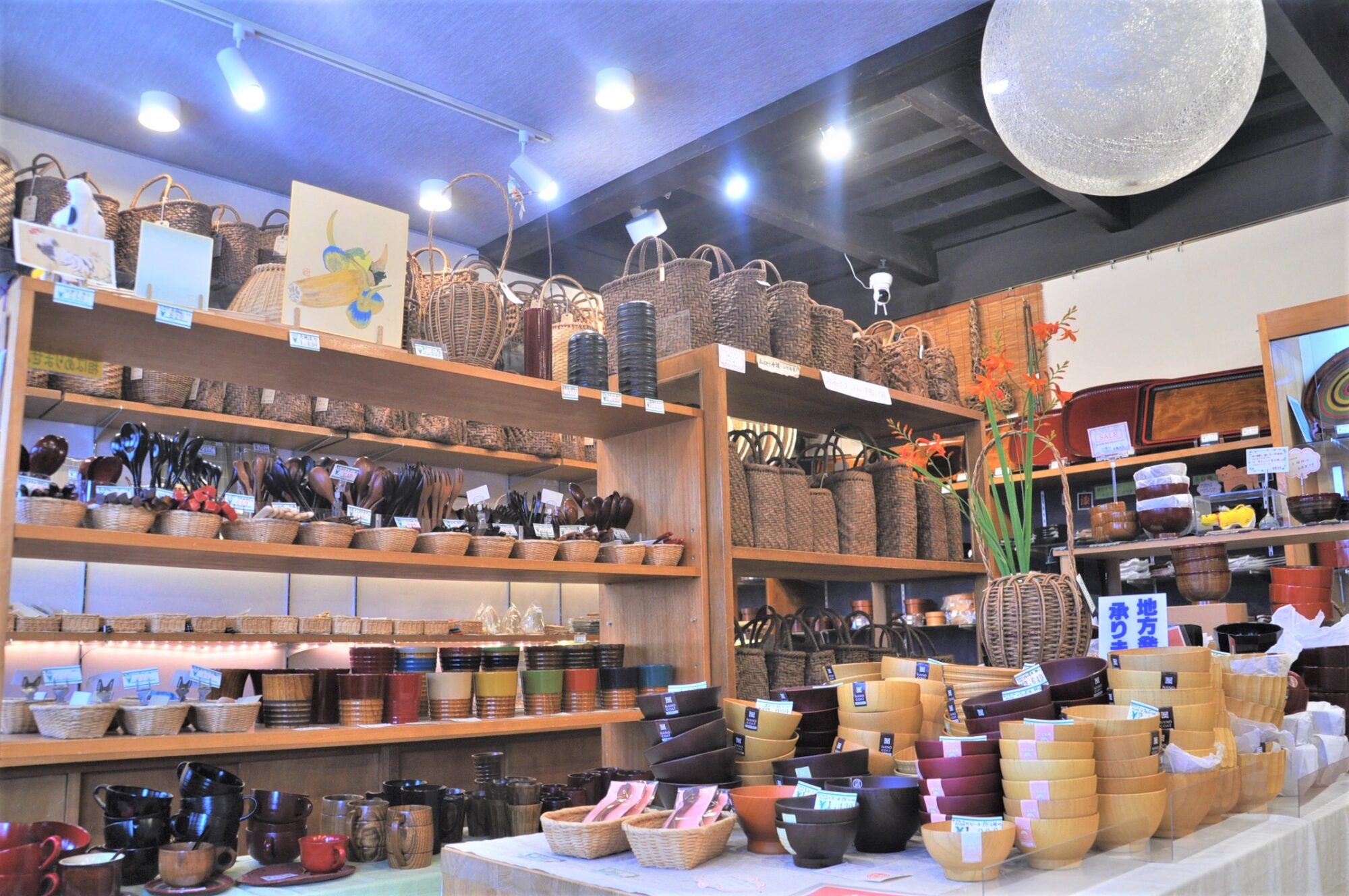 木器と山ぶどうのかごが並ぶ店内