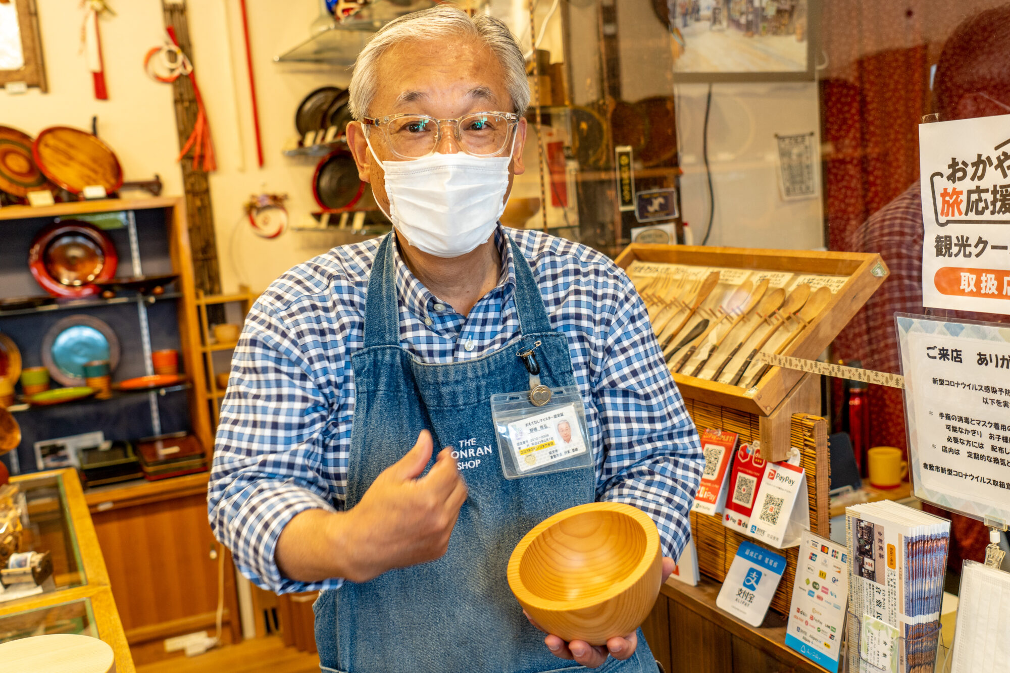 器の成り立ちを教えてくれる野嶋さん