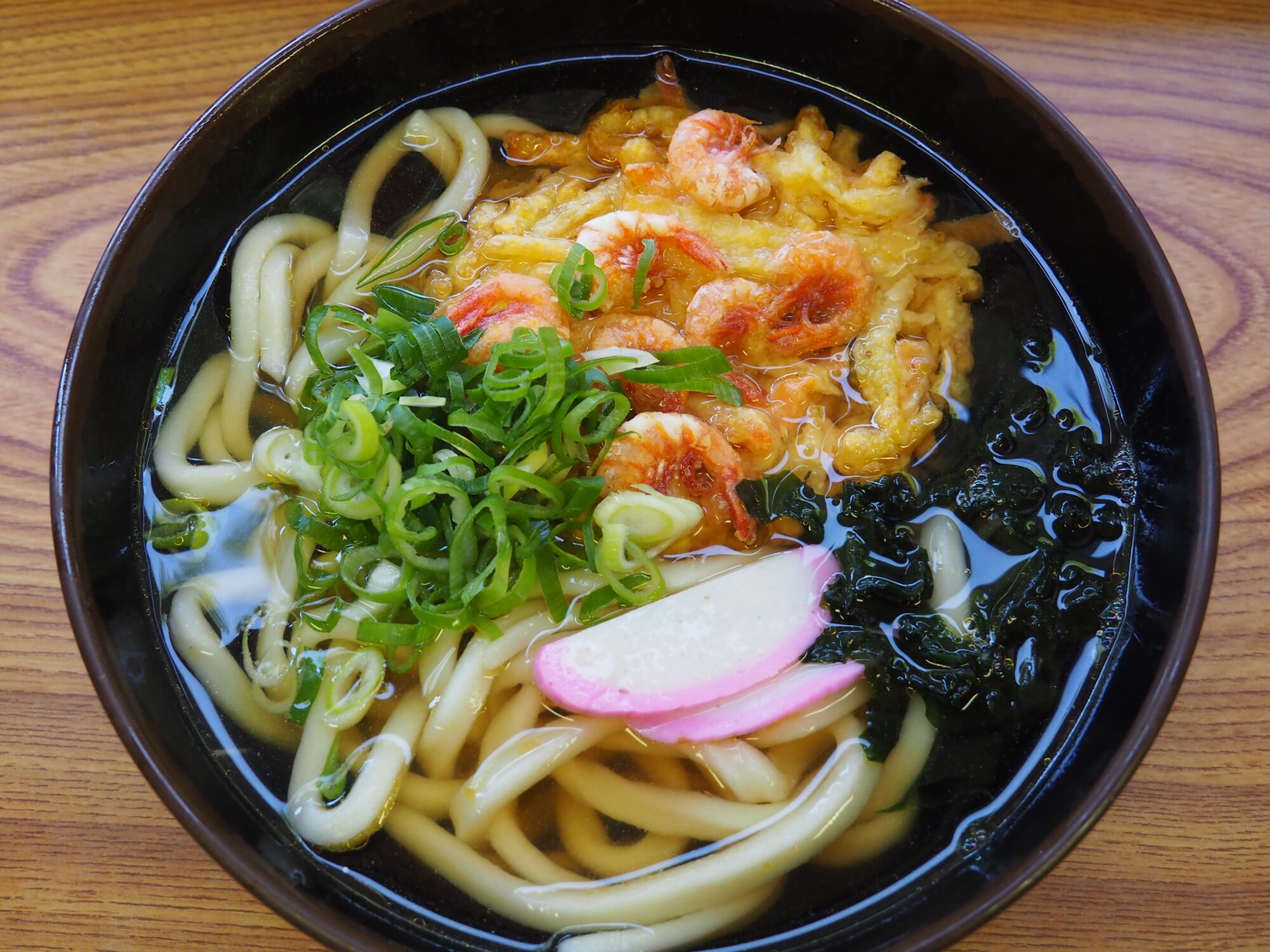 「コスモス」の天ぷらうどん。児島の松家製麺の麺を使用