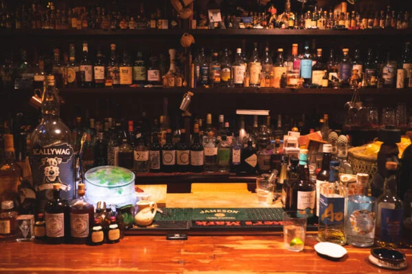 BAR TAKEMOTO 〜 ウイスキーボトルに埋めつくされた大人の酒場