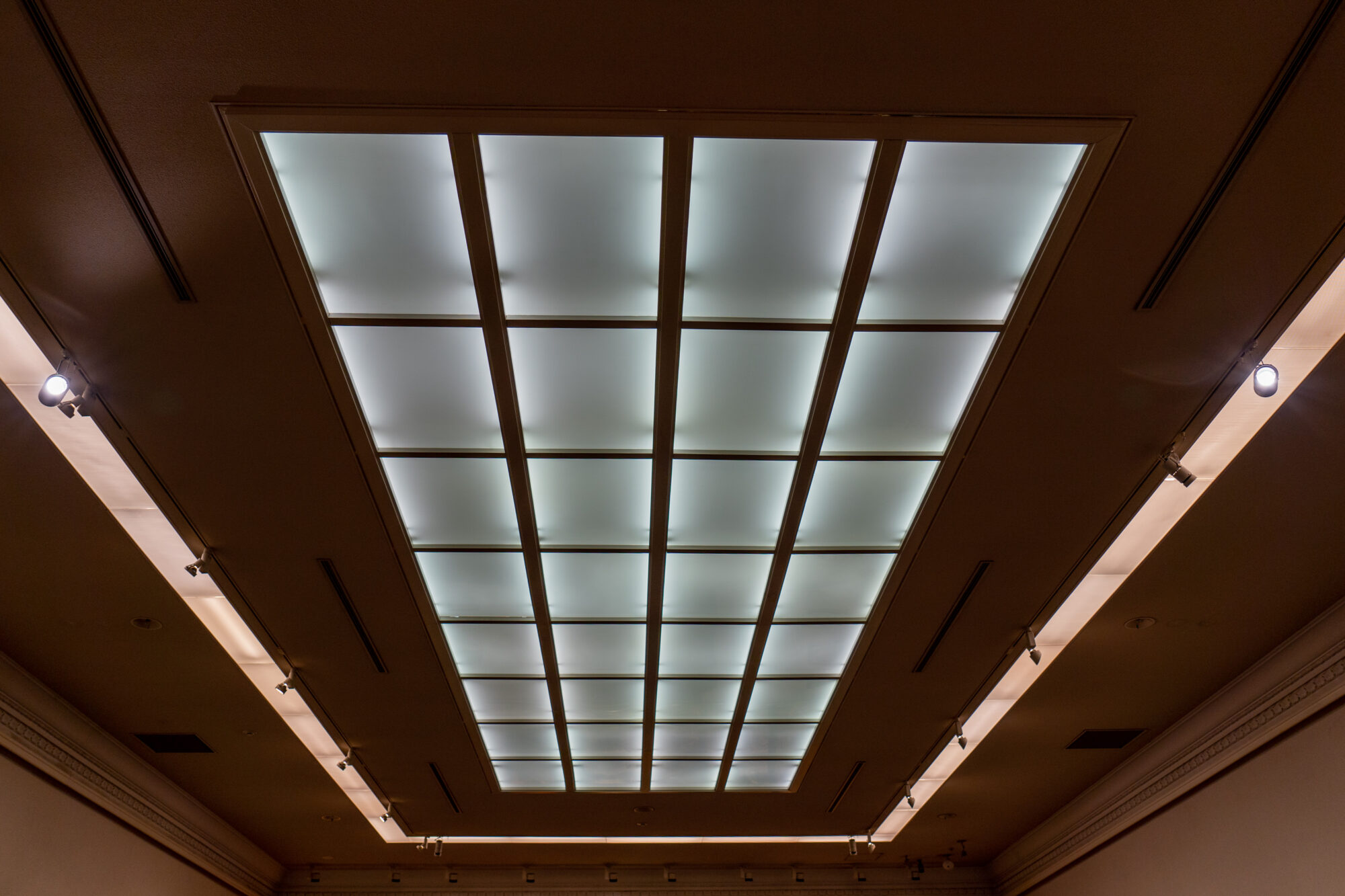 2階展示室の天窓（現在は照明器具）