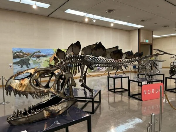 鉄でできた骨格・イラストなど恐竜好きの子供は、夏休みに倉敷市立美術館の恐竜美術展へ行ってみよう