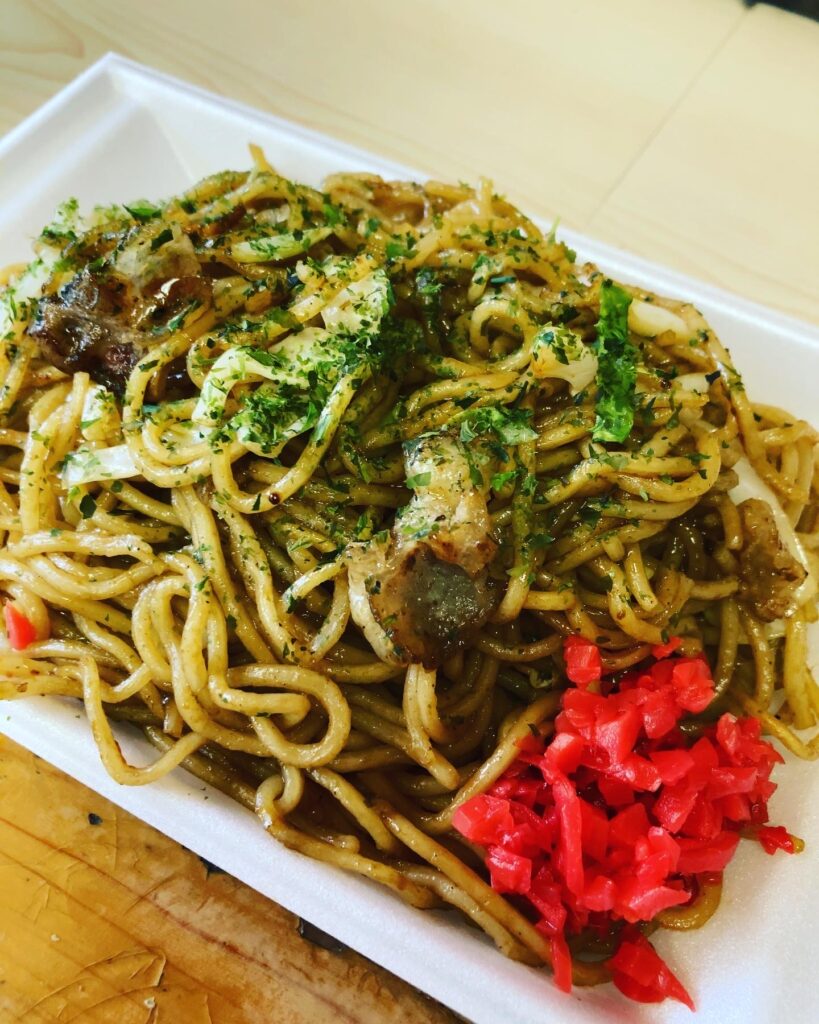 横田さんのおすすめのひとつ、「アジサイ」の焼きそば。目の前で、鉄板で焼き上げます(提供：倉敷市ボートレース事業局) 　