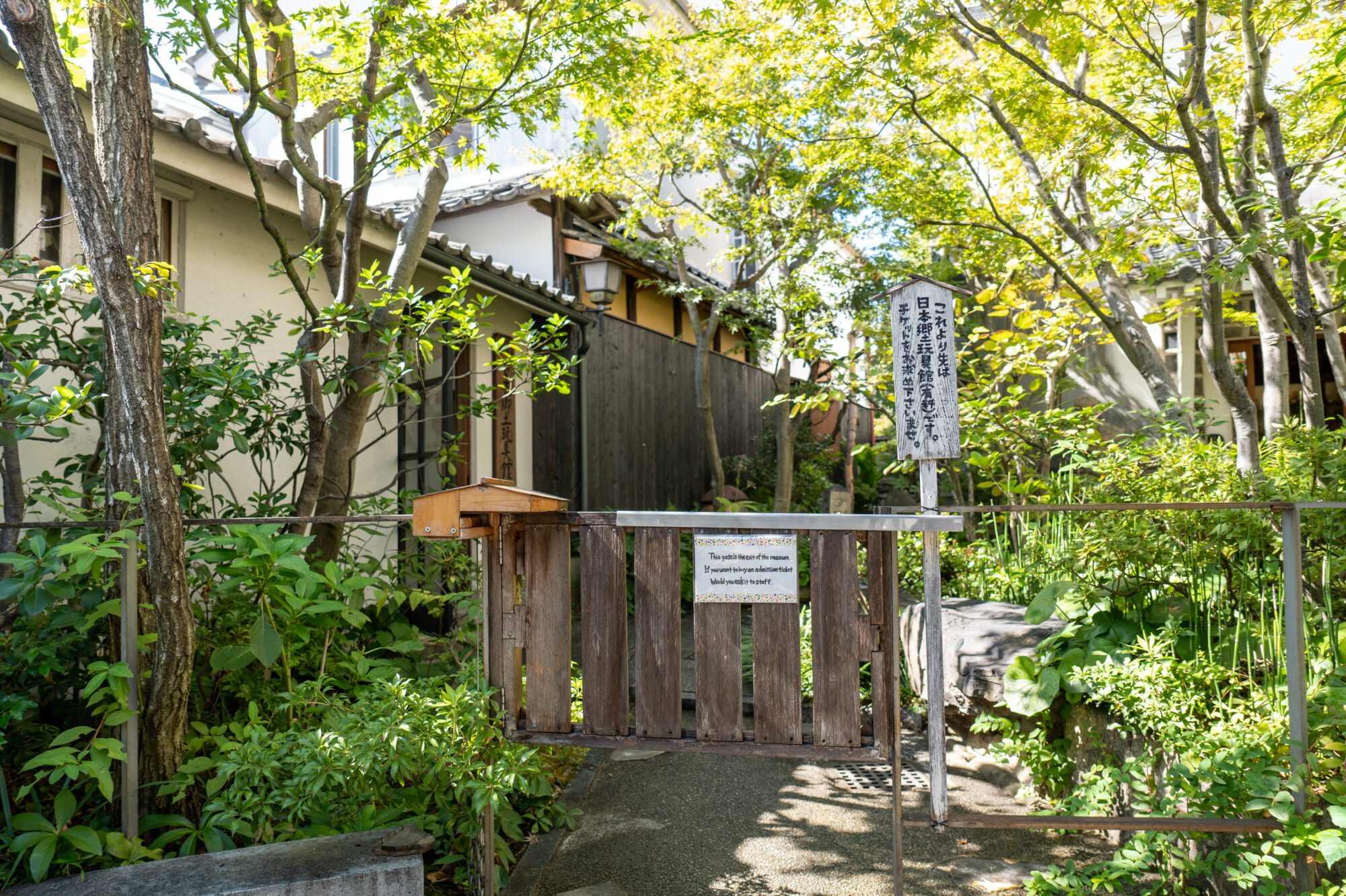 玩具館に向かう板戸
