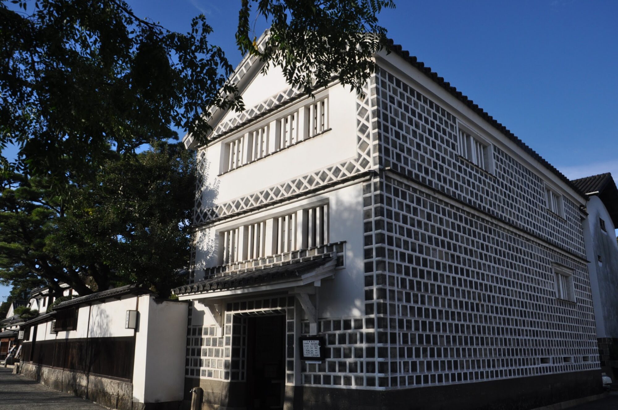 5つの建築物のひとつ 考古学館 入口を入ったところにおもいでファイルとたてものカードが設置されている