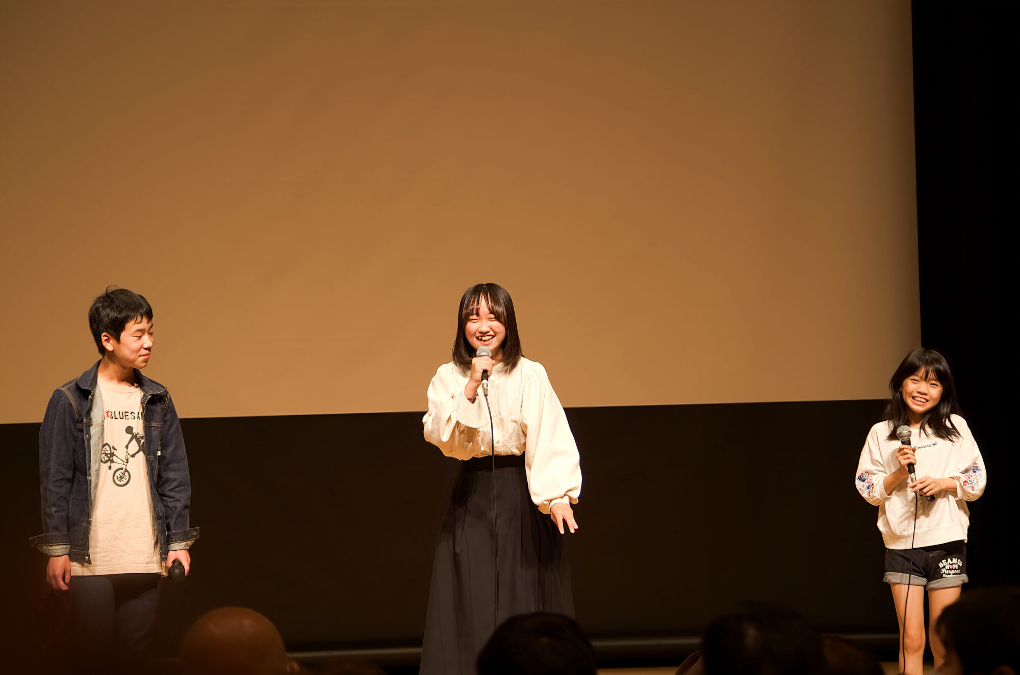 質問した女の子のかわいさから、青木ありあさん(写真中央)も満面の笑顔