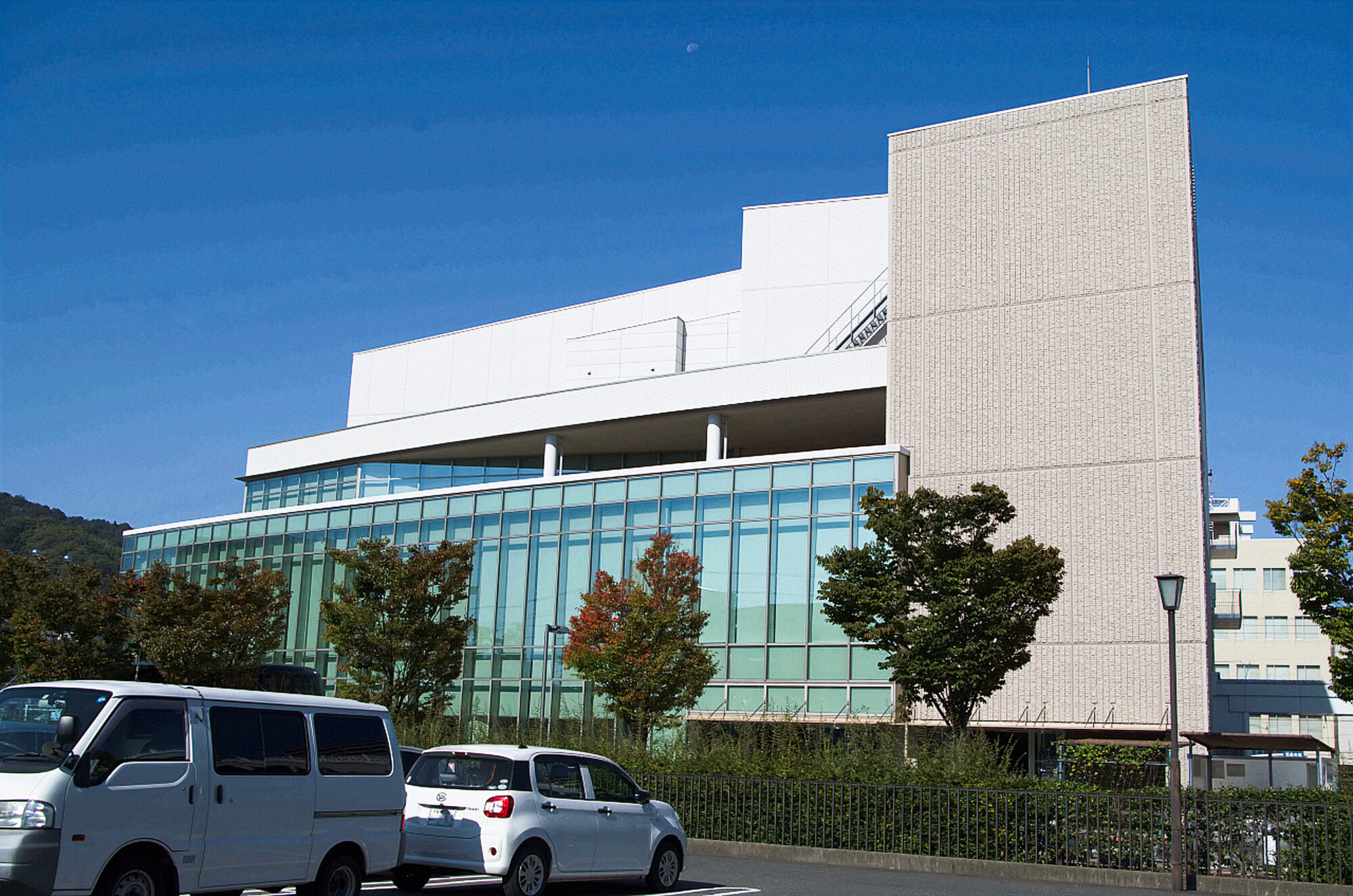 図書館・ホール棟(児島ジーンズホールは、この棟の3階)