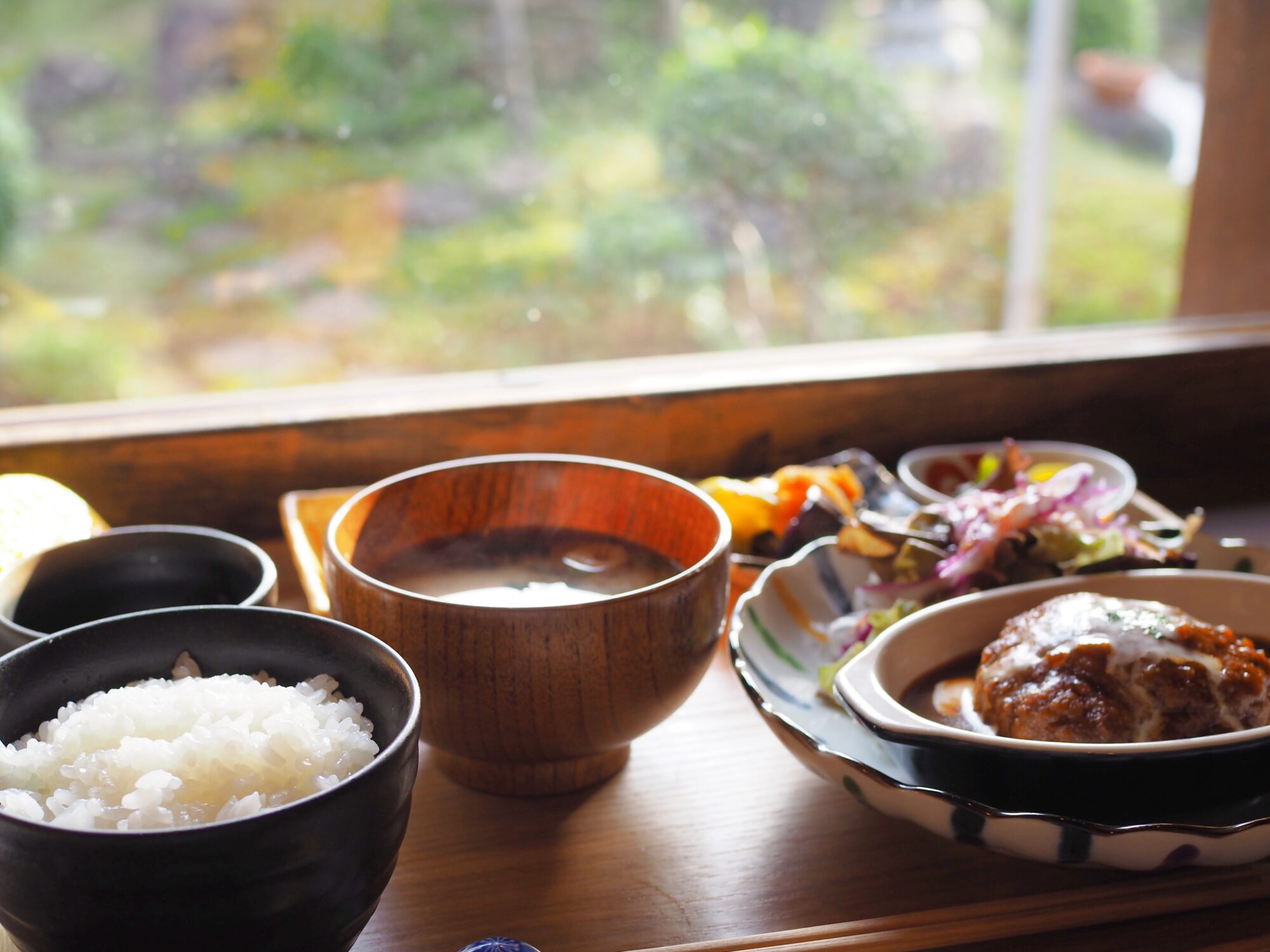 庭を眺めながらランチ_庭とブンガク