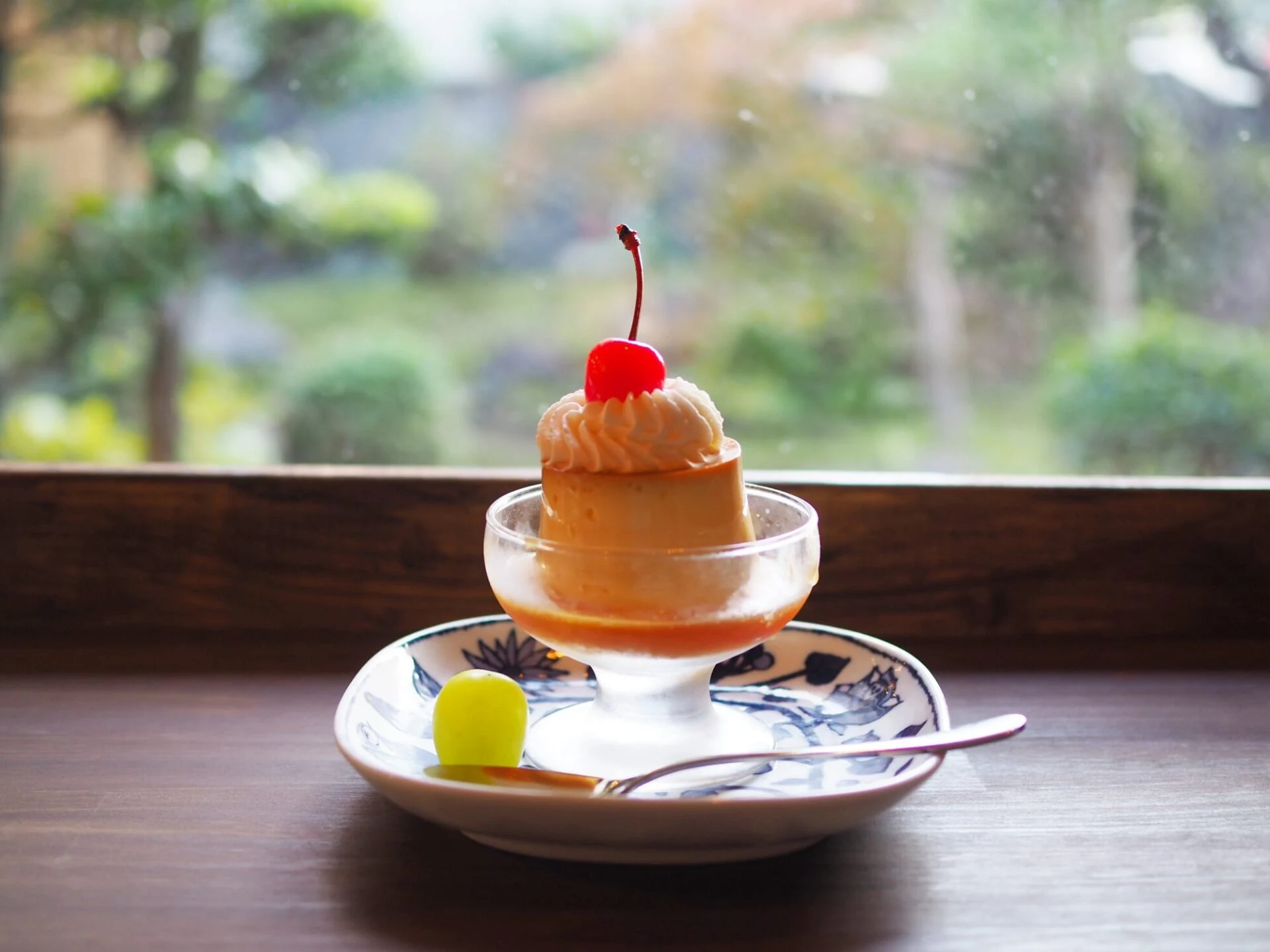 cafe「庭とブンガク」 ～ 旧カフェ庭からリニューアルオープン。本棚に囲まれ、庭を眺められるカフェに