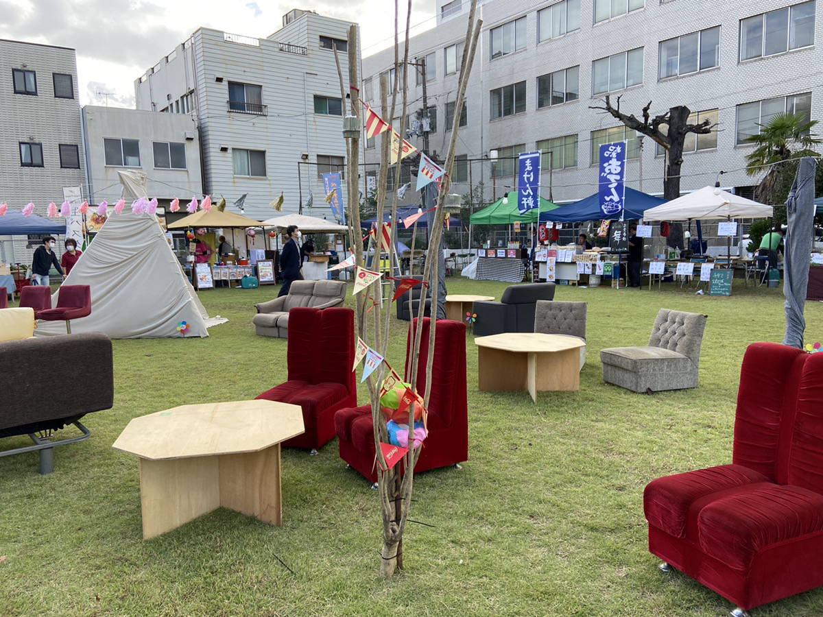会場にはソファが