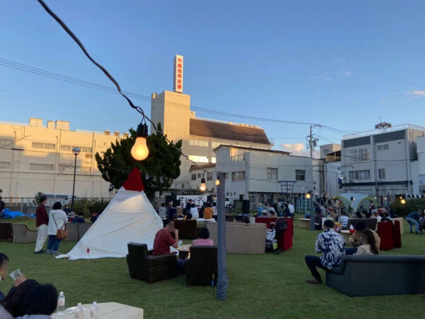 一夜限りのイベントが3年振りに帰ってきた！「ミズシマ夕暮れガーデン」でソファに座って食を味わい、生演奏を楽しもう