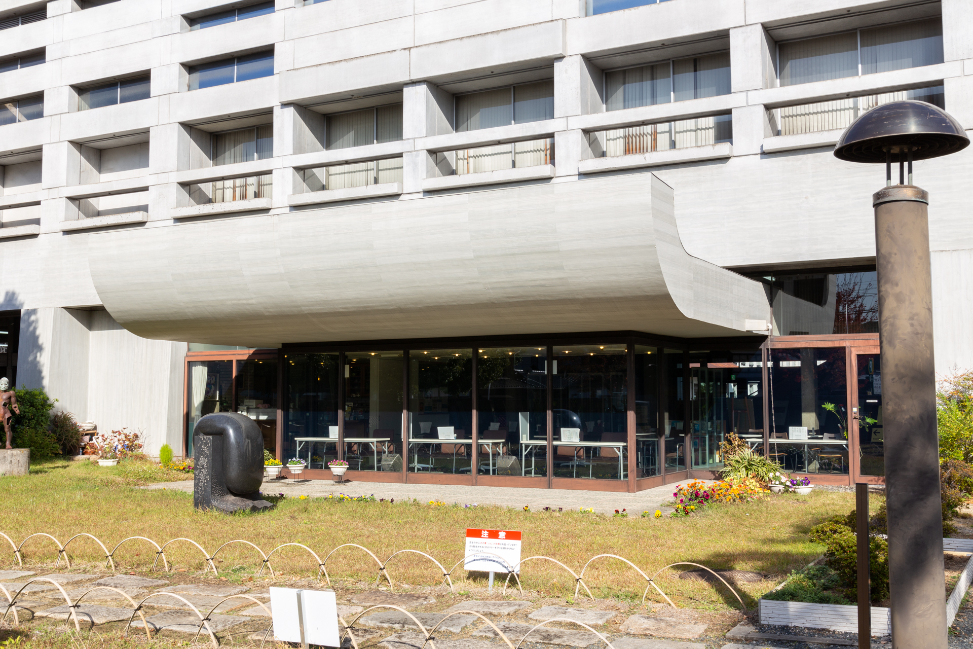 現在は喫茶店などがある裏口だが、市庁舎時代は正面玄関だった