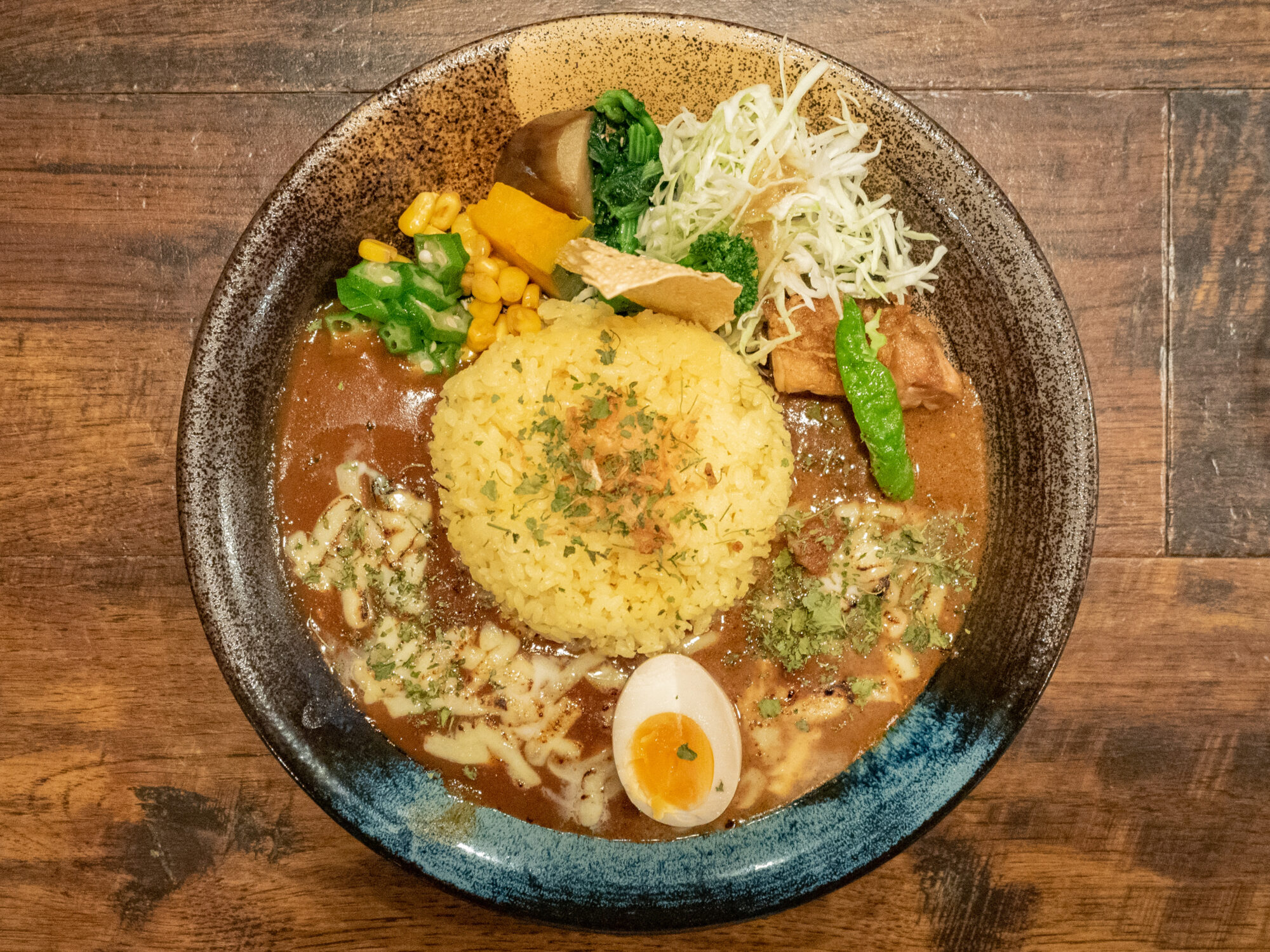 左側が日本のカレー、右側はスパイスカレー