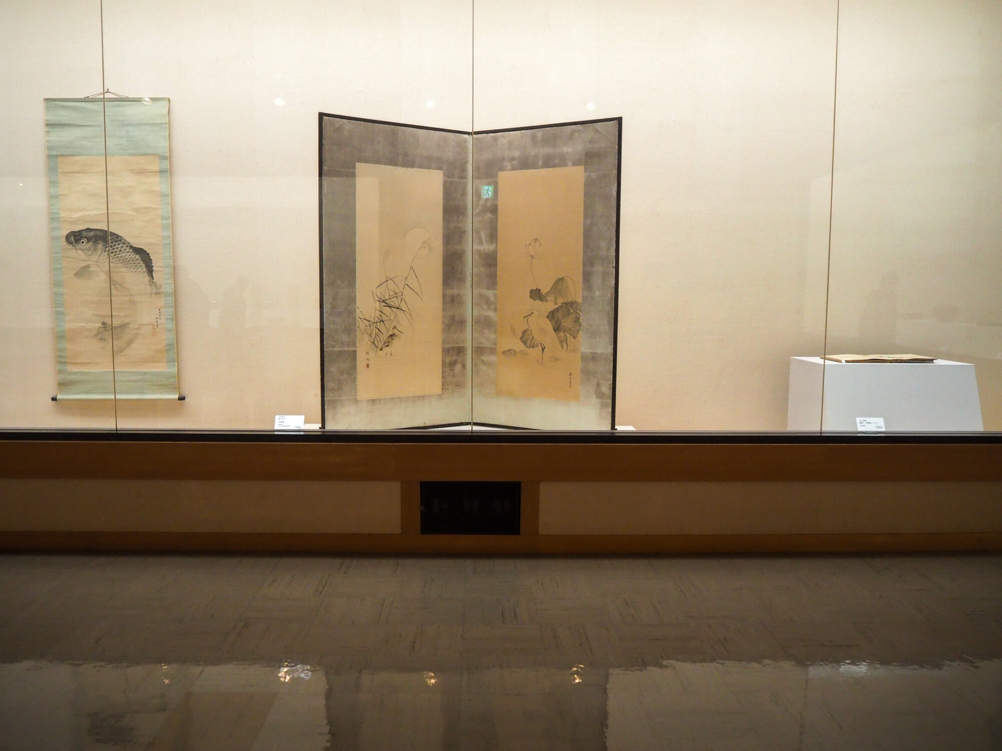 左から、藤井松林「鯉図」、大原呑舟・藤井松林「花鳥図」、浦上春琴「菊図」(「春重帖」より)
