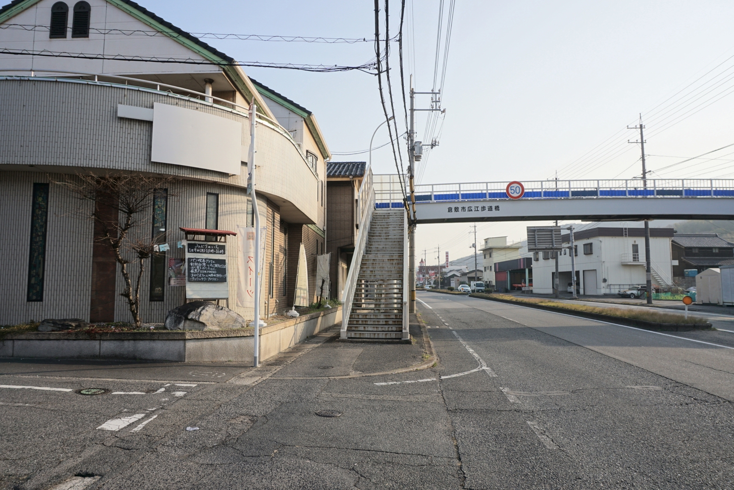 パティスリー ル・ヴェール 店舗横の歩道橋