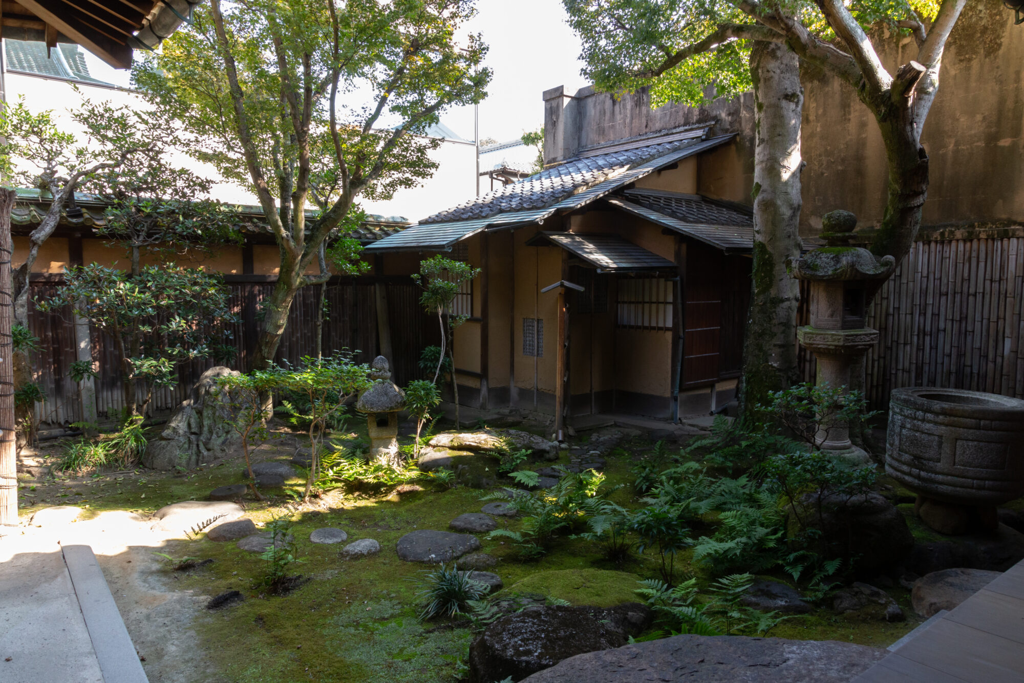 裏庭の狭少茶室。有隣荘の壁に一体化する形で、建設後に増築された