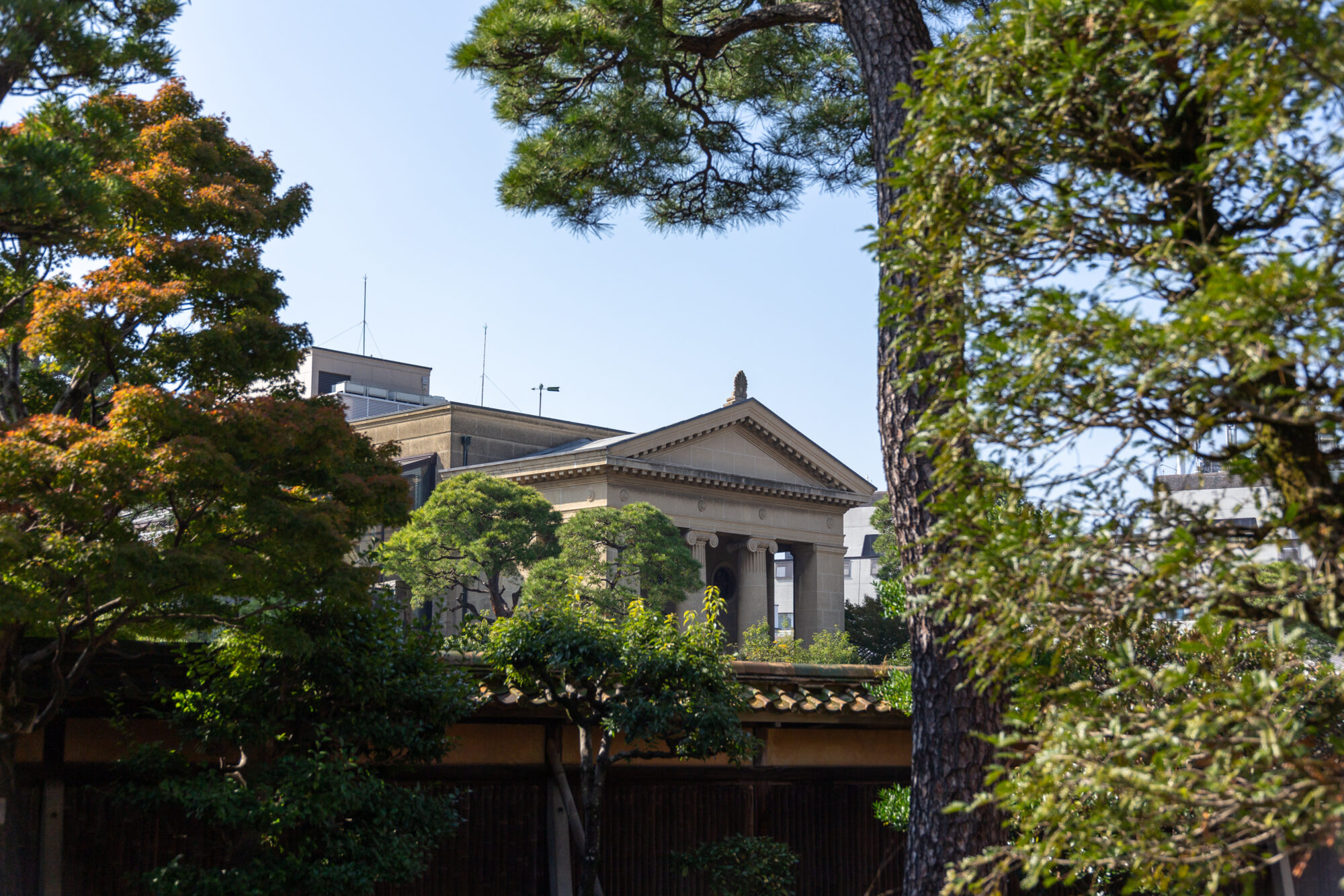 大原美術館 本館も見える